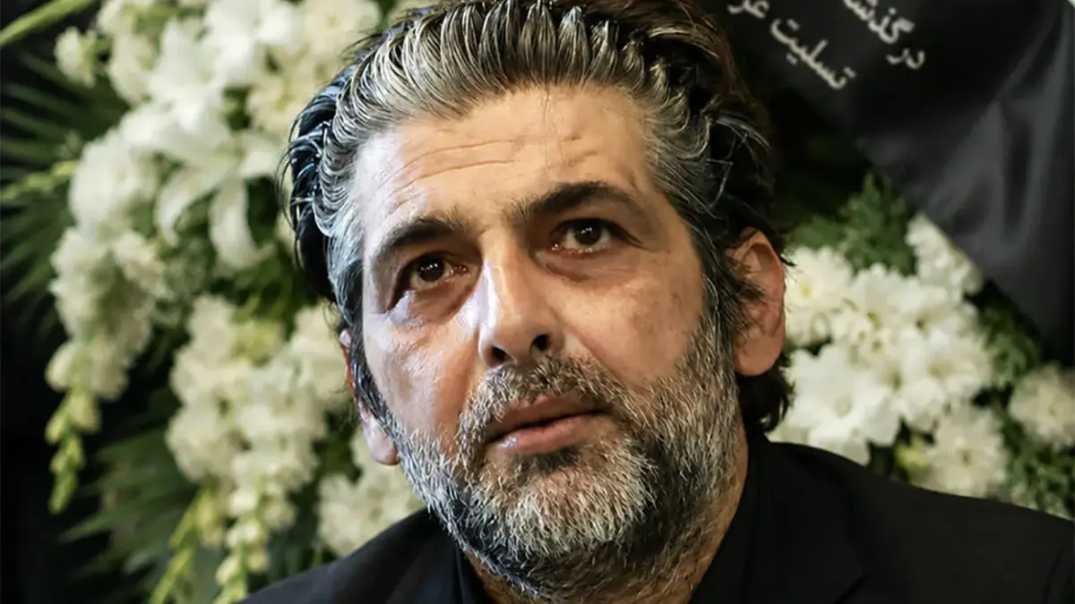 میز عزای گلباران و سنگ مزار لاکچری مادر حمید گودرزی؛ تصاویر تلخ و بغضآلود بازیگر محبوب در روزهای فراغ