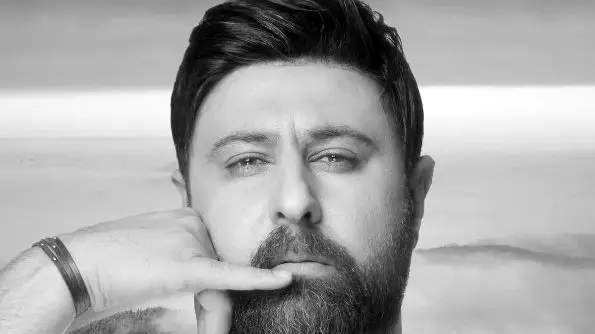 دانلود آهنگ غمگین محمد علیزاده ؛  «من با خدا تنهام» - تصویر شاخص