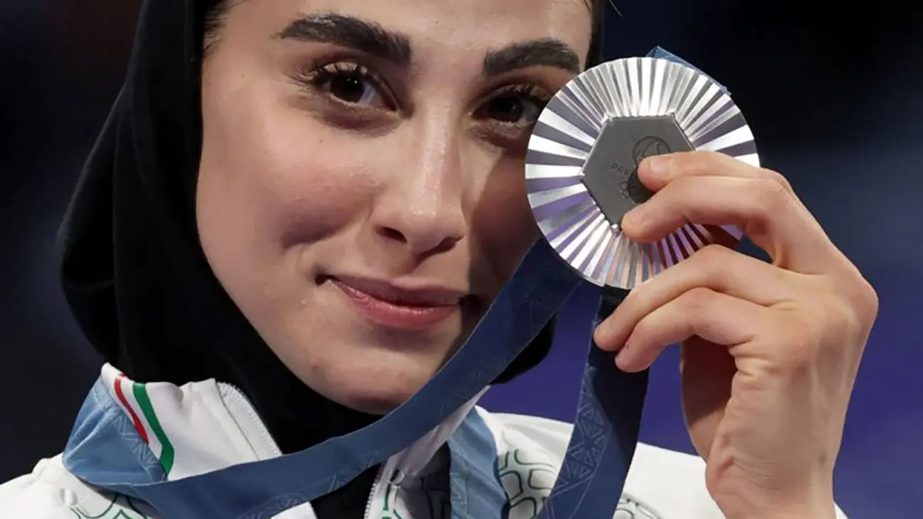 عکس| نگاهی متفاوت به خانه گرم و شیک ناهید کیانی؛ قهرمان تکواندوی آسیا با پدر و مادرش در صمیمیت بی‌نظیر! - تصویر شاخص