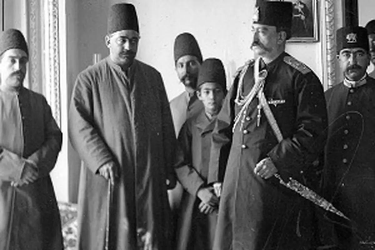 سفر به ایران قدیم؛ ناصرالدین شاه و درباریان در یک جشن در کنار میزهای میوه و شیرینی - تصویر شاخص