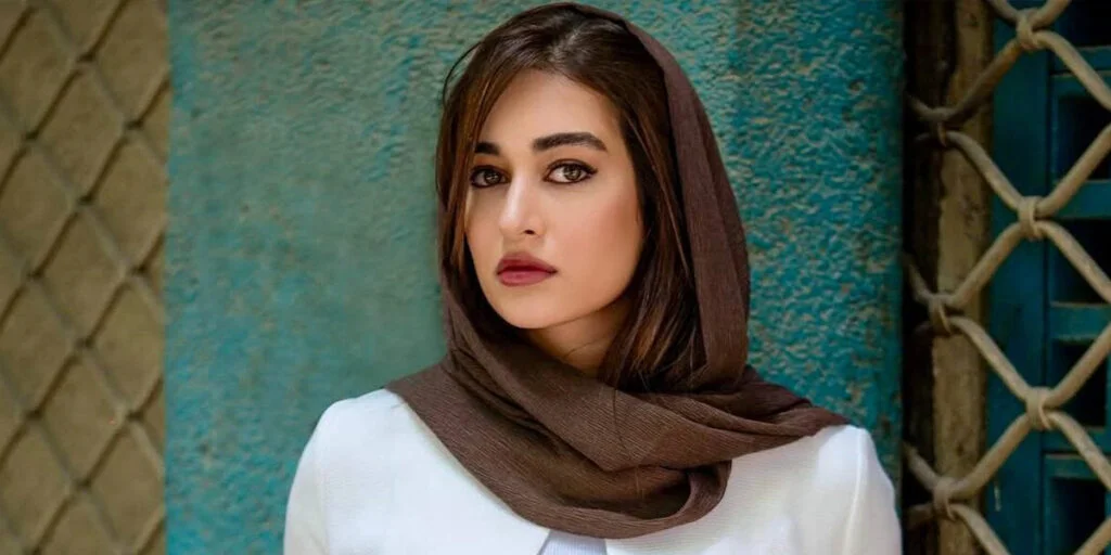 مه‌لقا می‌نوش‌زاد با استایل سفید و سیاه در اکران «بی‌عاطفه»؛ راز جذابیت همیشگی این ترکیب چیست؟ - تصویر شاخص