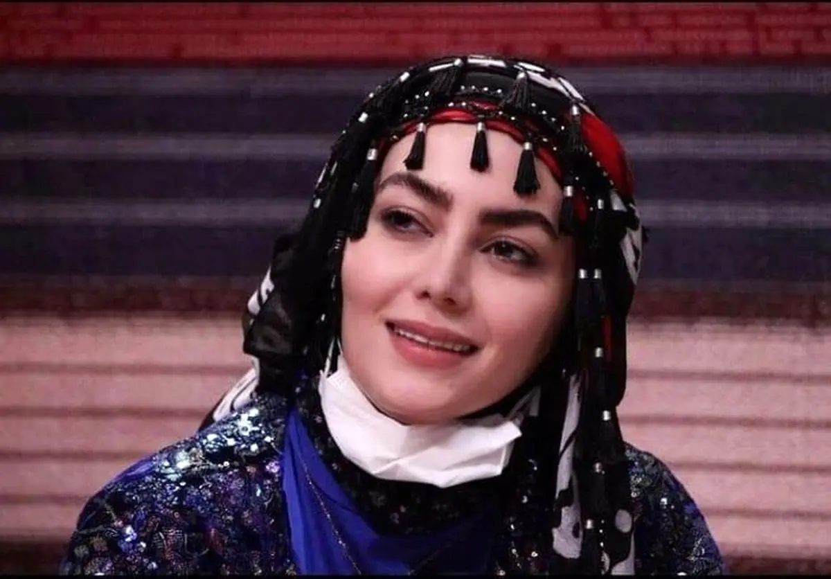 عکس| سفر در زمان ؛ صمیمت «روژان نون خ» و «فهیمه پایتخت» در اتاق گریم فیلم! - تصویر شاخص