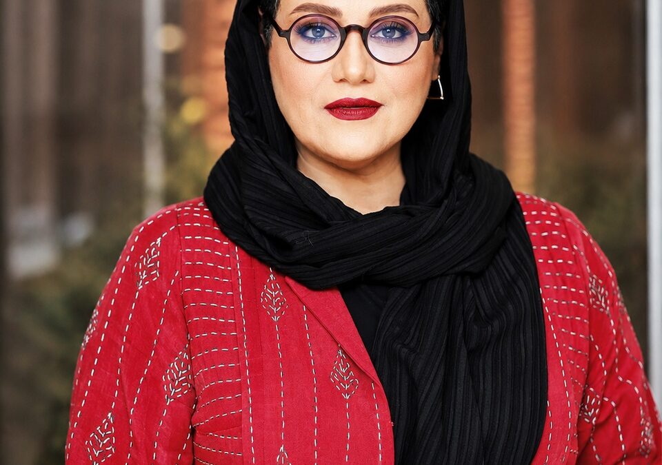 استایل شبنم مقدمی در رونمایی کتابش همه را متحیر کرد؛ راز جذابیت خانم بازیگر با استایل کاملا آبی