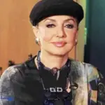 عکس| نگاهی نادر به گوگوش باحجاب در کنار تیم ملی فوتبال ایران