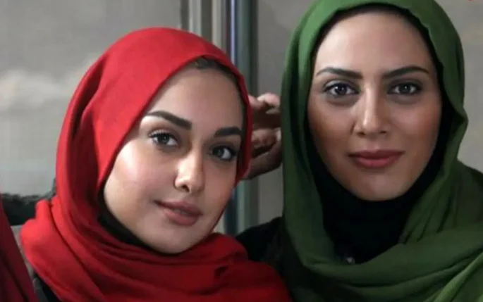 سفر در زمان| «صدف طاهریان» با لباس دبیرستان و صورت گچی