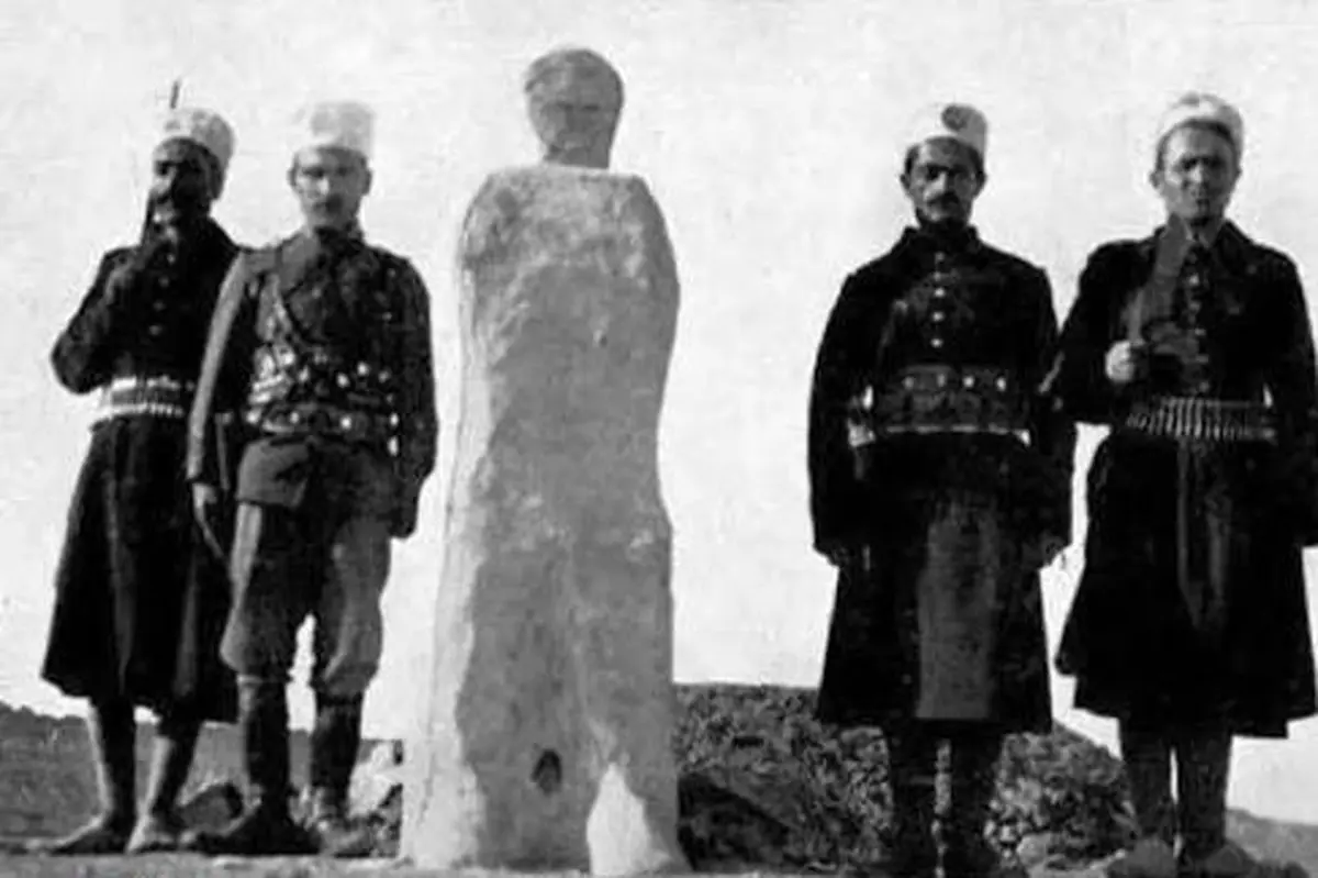 سفر به ایران قدیم؛ روایت تکان‌دهنده «فلک کردن یک مجرم» در قزوین به دستور ناصرالدین شاه - تصویر شاخص