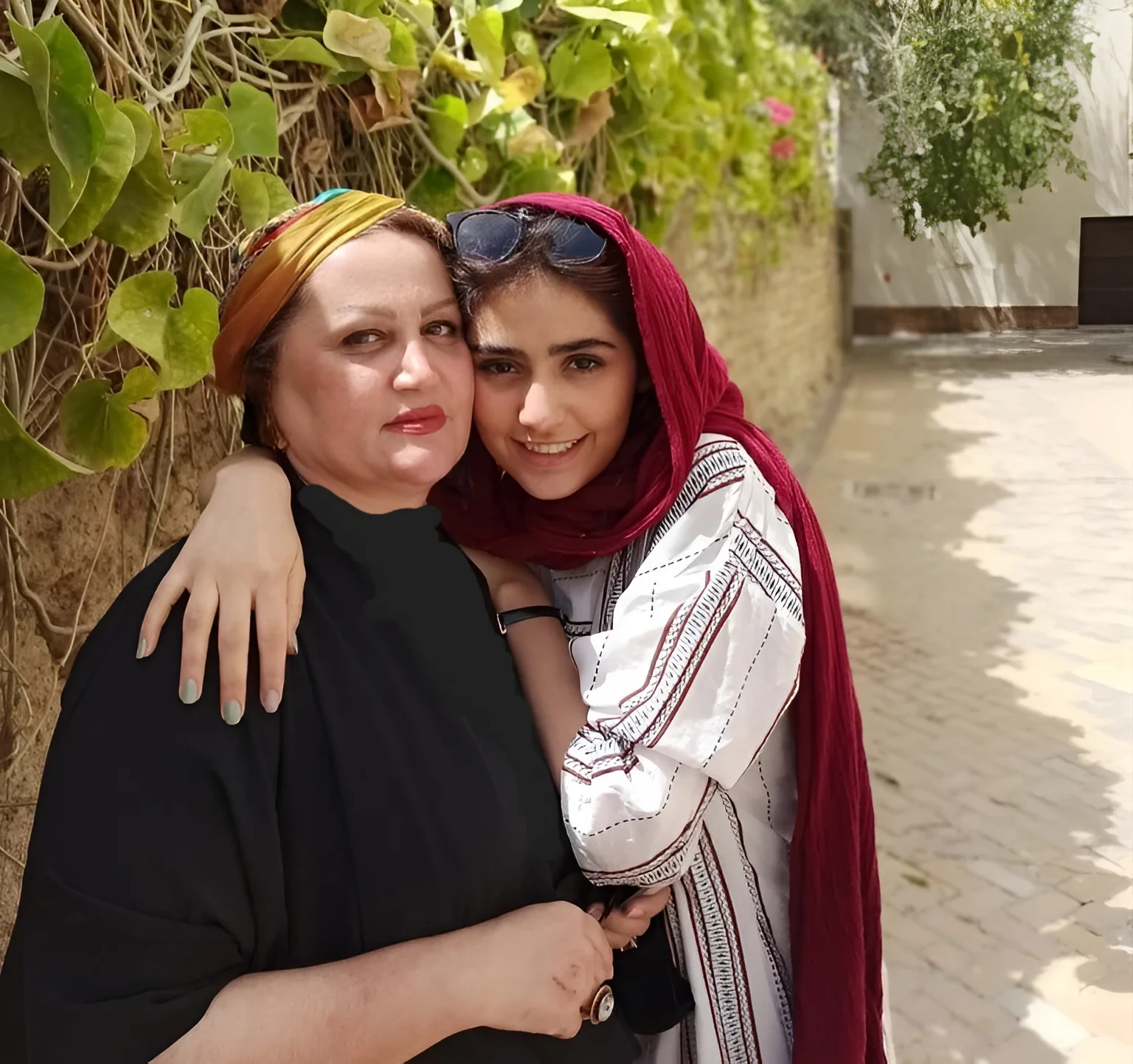 نیک آفرید سماواتی در کنار مادرش 