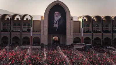 غیبت این دو نفر در مراسم تشییع ذهن‌ها را درگیر کرد / چرا حضور نداشتند؟ - تصویر شاخص