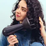 آموزش بی‌نظیر فر کردن مو با سشوار؛ استایل تابستانی جذاب را همین حالا تجربه کنید!