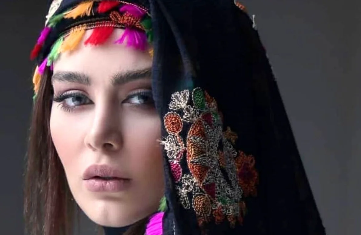 سحر قریشی با استایل جذاب کنار ساحل؛ راز جذابیت بی‌نظیر او چیست؟ - تصویر شاخص