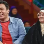 فیلم| احترام خاص و دست بوسی عمو پورنگ به مادرش در برنامه خندوانه