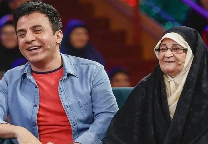 فیلم| احترام خاص و دست بوسی عمو پورنگ به مادرش در برنامه خندوانه