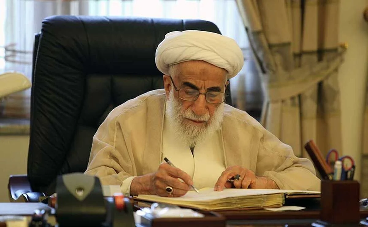 حضور کم‌نظیر آیت‌الله جنتی در مراسم وداع با رهبر شهید/ ویدئویی خاص از احمد جنتی - تصویر شاخص