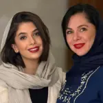 عکس| نفس بازغی و مستانه مهاجر با چهره بدون آرایش در کافه‌ای لوکس
