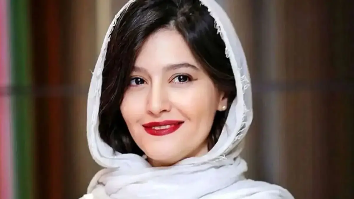 عکس پردیس احمدیه در مراسم تشییع رهبر شهید + بیوگرافی و حواشی