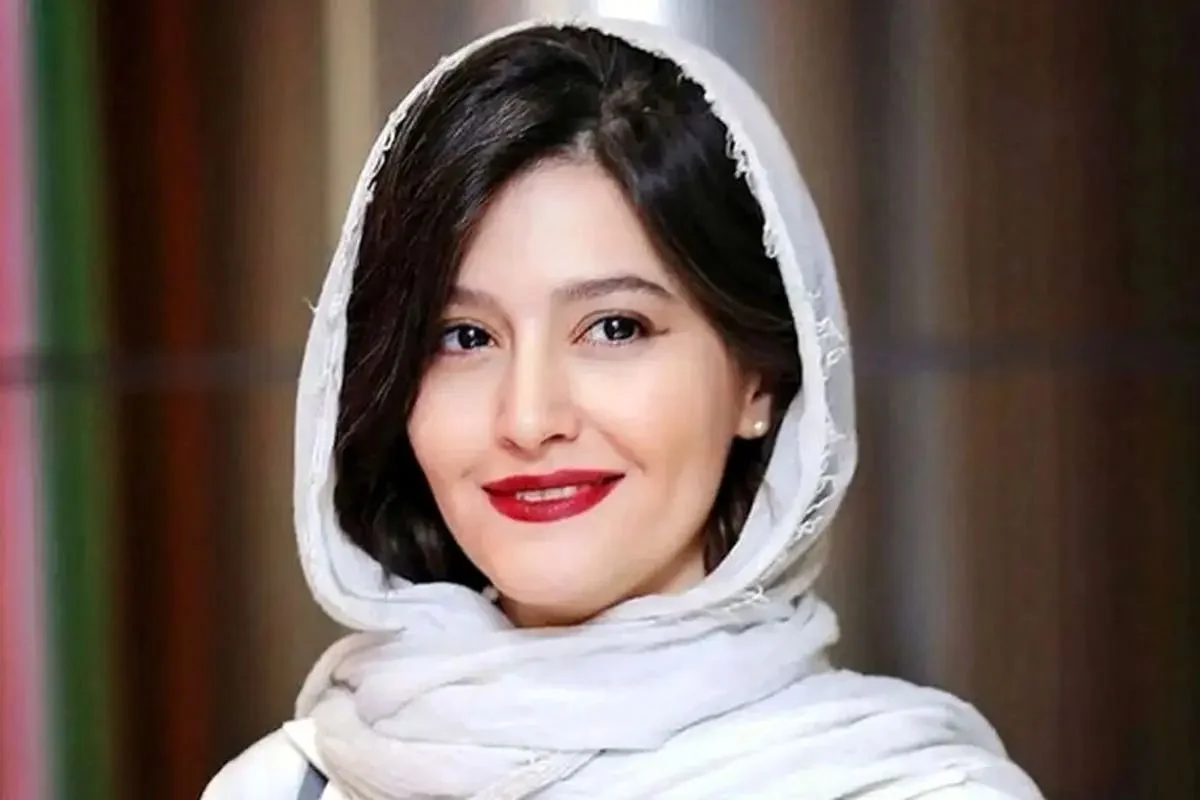 عکس پردیس احمدیه در مراسم تشییع رهبر شهید + بیوگرافی و حواشی - تصویر شاخص