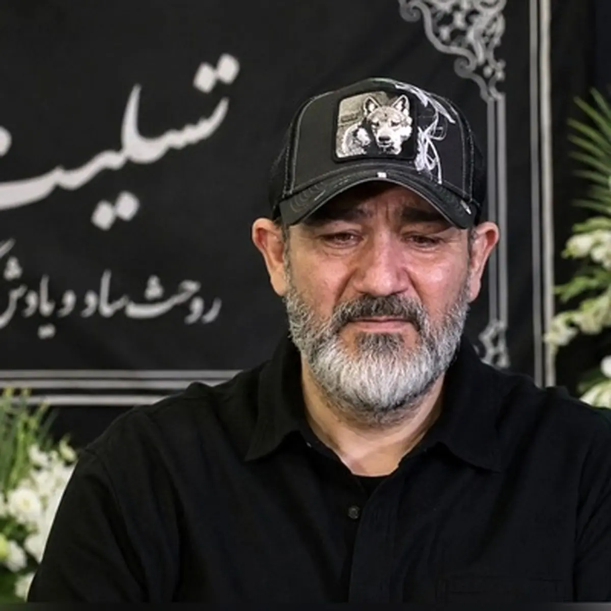 مهران غفوریان سوژه رسانه‌ها شد / حرف نامربوط در مراسم ختم مادر عمو پورنگ - تصویر شاخص