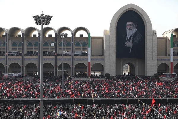 حضور تاثیرگذار فرزندان رهبر شهید انقلاب در مصلای تهران پیش از اقامه نماز بر پیکر «آقای شهید ایران» - تصویر شاخص