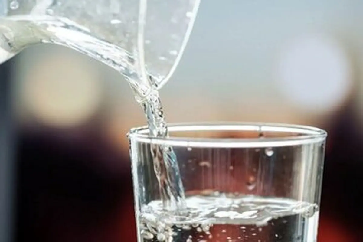 نوشیدن آب یخ در تابستان واقعا خطرناک است؟ - تصویر شاخص