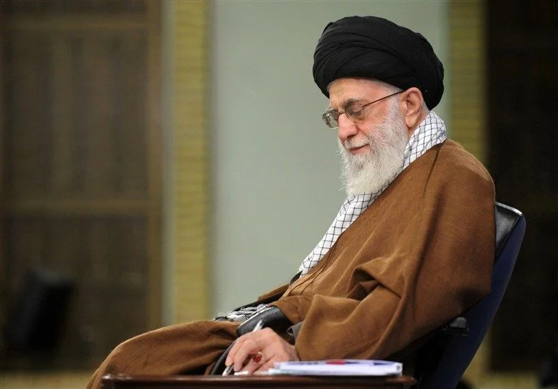 برای نخستین بار منتشر شد؛ دستخط عاشقانه و تاثیرگذار رهبر شهید انقلاب را دیده اید؟ - تصویر شاخص
