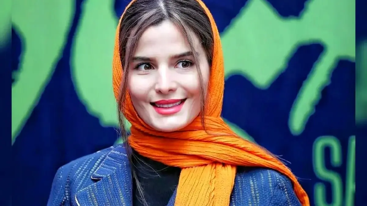 عکس| چهره جدید غزاله اکرمی با استایل تابستانی جذاب و موهای بلوند