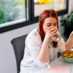 نوشیدن آب همراه غذا می‌تواند باعث پرخوری شود؟ + جزئیات