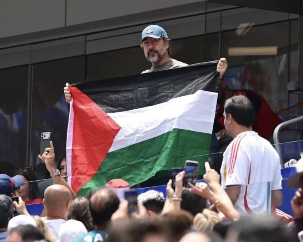 بازیگر نامدار فیلم اصغر فرهادی با پرچم فلسطین در جام جهانی + عکس