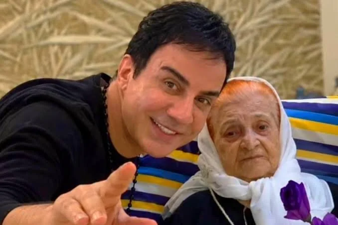 گریه دردناک عموپورنگ در مراسم وداع با مادرش
