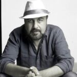 چهره‌های شاخص سینما در مراسم وداع با اکبر عبدی؛ چهره رضا عطاران در مراسم تششییع اسطوره