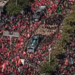 عکس| پوشش متفاوت یک زن در مراسم تشییع رهبر شهید خبرساز شد!