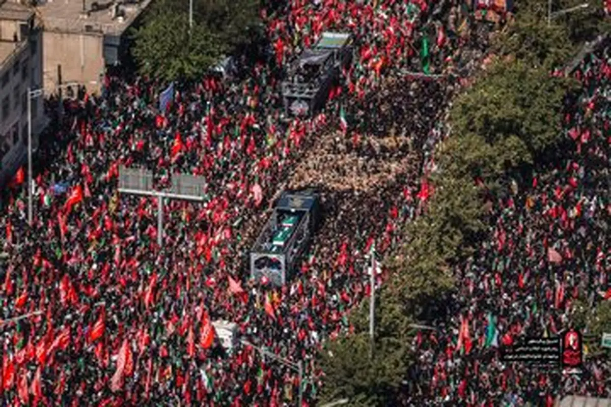 عکس| پوشش متفاوت یک زن در مراسم تشییع رهبر شهید خبرساز شد! - تصویر شاخص