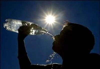 بهترین توصیه‌های تغذیه‌ای برای جلوگیری از گرمازدگی در تابستان - تصویر شاخص