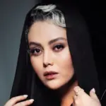 عکس| تیپ خاص شادی مختاری بازیگر سریال بیست و یک در کنار ساحل
