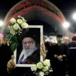 اولین ویدئو از مزار رهبر شهید انقلاب و خانواده در حرم امام رضا(ع) منتشر شد