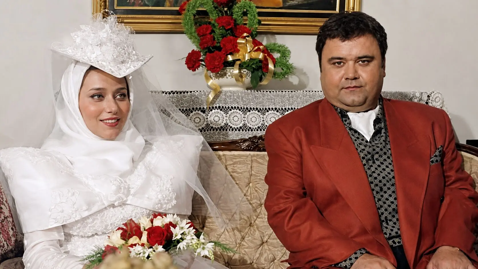 عکس| تصویر نایاب از عروسی اکبر عبدی با کت و شلوار مشکی / استایل دامادی اکبر عبدی - تصویر شاخص
