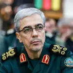 عکس| سفر در زمان ؛ تصویر سرلشکر شهید باقری در حال گفتگو با آیت الله جنتی ؛  اواخر دهه ۹۰
