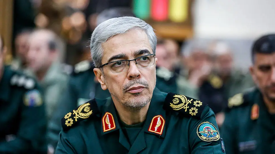عکس| سفر در زمان ؛ تصویر سرلشکر شهید باقری در حال گفتگو با آیت الله جنتی ؛ اواخر دهه ۹۰