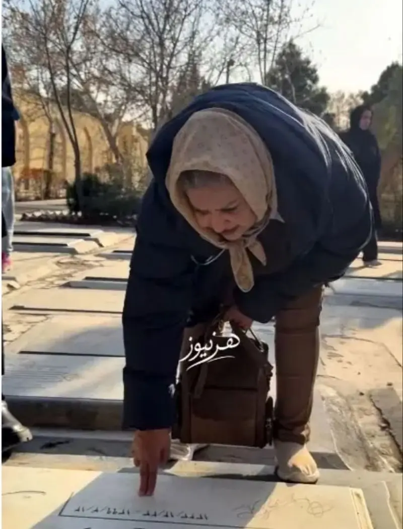 بی بی بر سر مزار هاشم