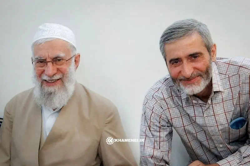 شهید مصباح الهدی باقری در کنار رهبر شهید