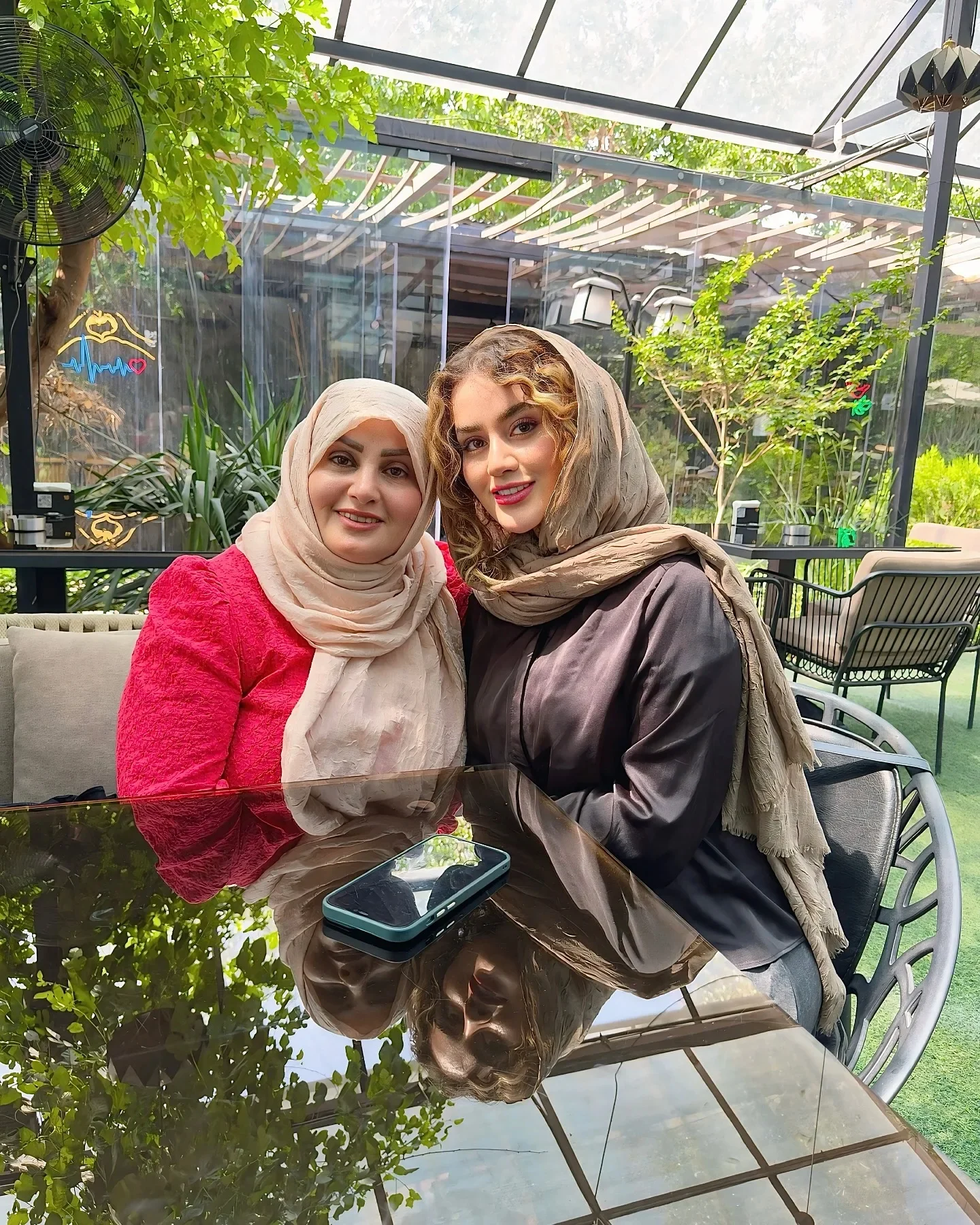 فاطمه کیاپاشا در کنار مادرش