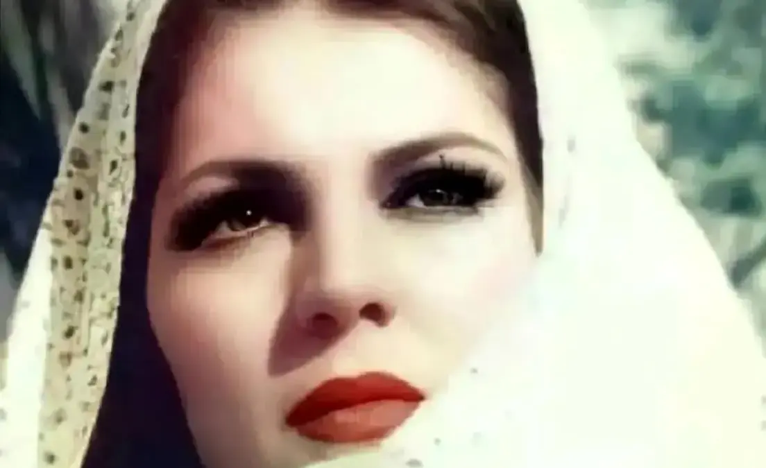 سفر شگفتانگیز به سال ۱۳۶۹ با عکس نادر فروزان و گوگوش در مراسم ختم پوران!