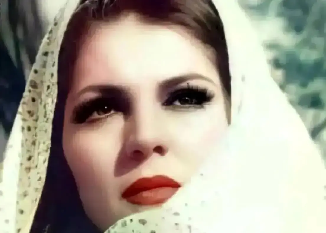 سفر شگفت‌انگیز به سال ۱۳۶۹ با عکس نادر فروزان و گوگوش در مراسم ختم پوران! - تصویر شاخص