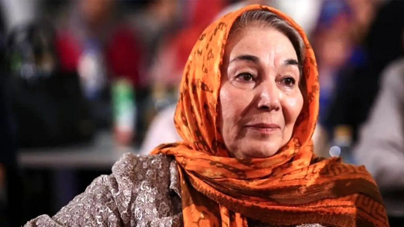 عکس| سفر در زمان ؛ پروانه معصومی در جوانی و در فیلم قبل از انقلاب همراه شوهر و پسرش ؛ سال ۱۳۵۱ - تصویر شاخص