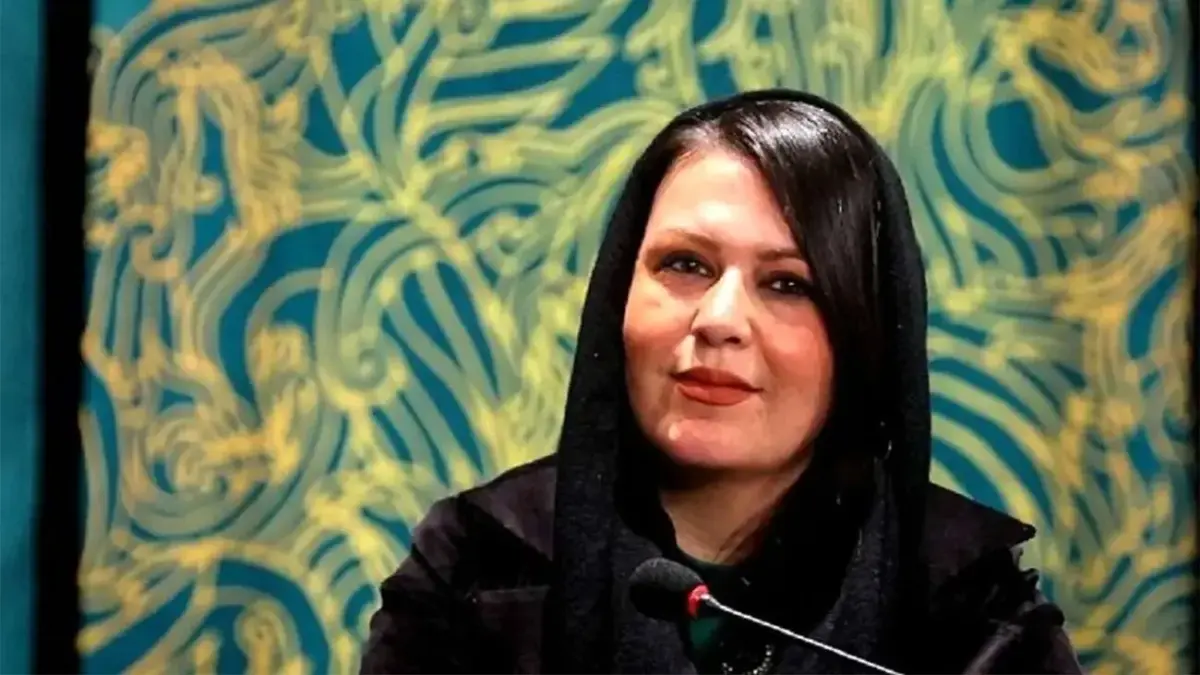 دکوراسیون خانه گیتی قاسمی؛ سفری به دل هنر اصیل ایرانی با کوزههای سفالی و عتیقهجات نقرهای