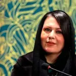 دکوراسیون خانه گیتی قاسمی؛ سفری به دل هنر اصیل ایرانی با کوزه‌های سفالی و عتیقه‌جات نقره‌ای