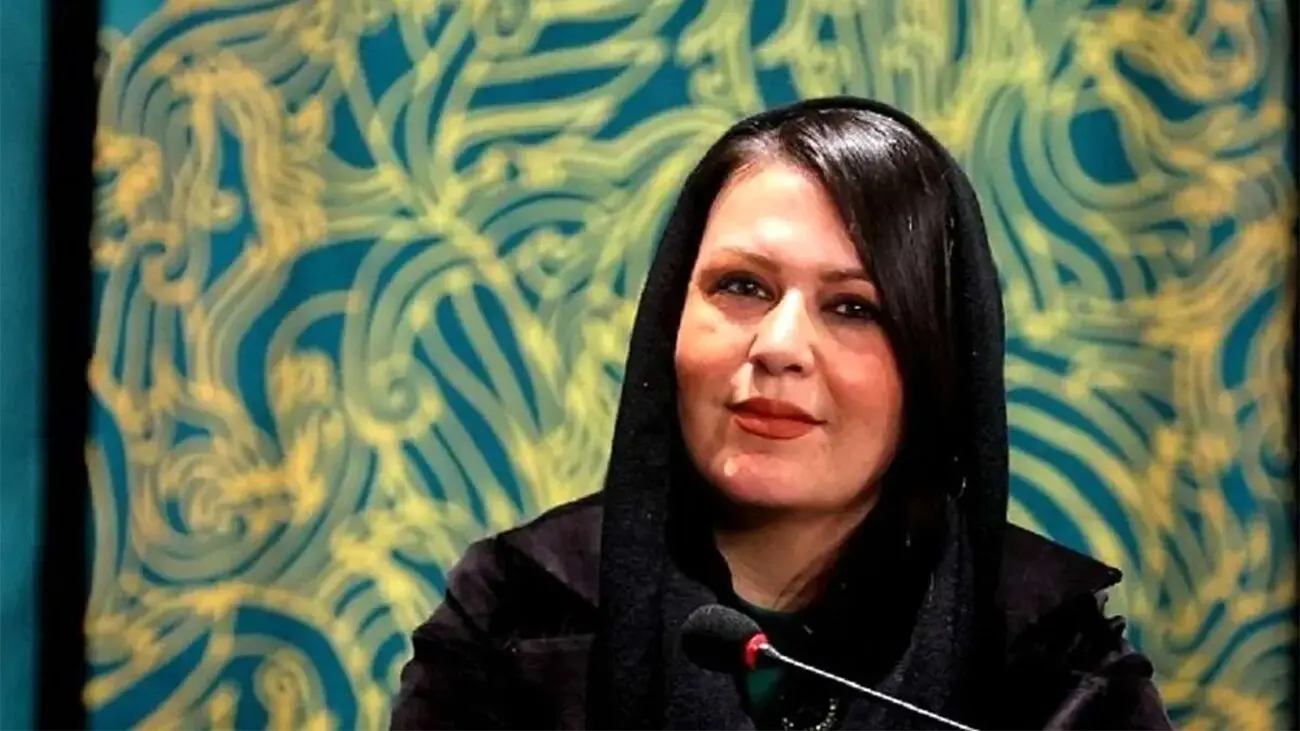 دکوراسیون خانه گیتی قاسمی؛ سفری به دل هنر اصیل ایرانی با کوزه‌های سفالی و عتیقه‌جات نقره‌ای - تصویر شاخص