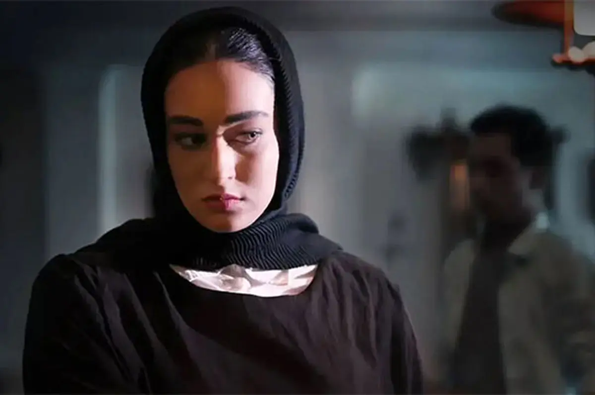 غزال سریال «بی‌عاطفه» با استایل ترکیبی سفید سرمه‌ها نگاه‌ها را جلب کرد! - تصویر شاخص