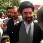 عکس| تصویر دیده نشده از رهبر انقلاب با نوزادی در آغوش