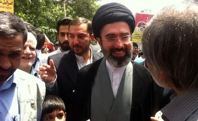 عکس| تصویر دیده نشده از رهبر انقلاب با نوزادی در آغوش