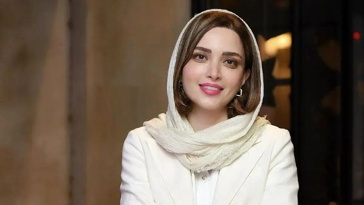 لباس عجیب بهنوش طباطبایی در مراسم وداع اکبر عبدی / استایل راهبه‌ای